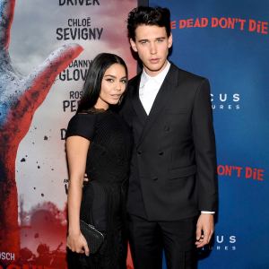 Vanessa-Hudgens-Laughs,-Dances-Following-Austin-Butler-split