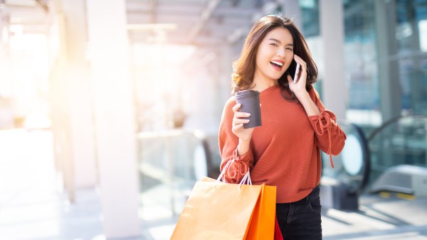 Woman-shopping-with-bags