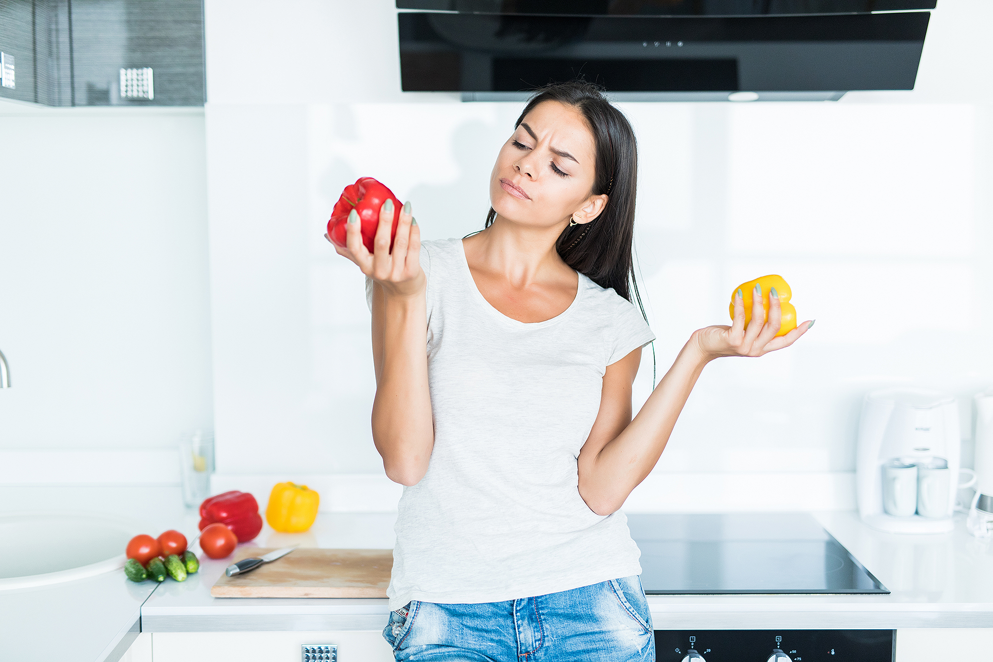 woman-eating-vegetables noom