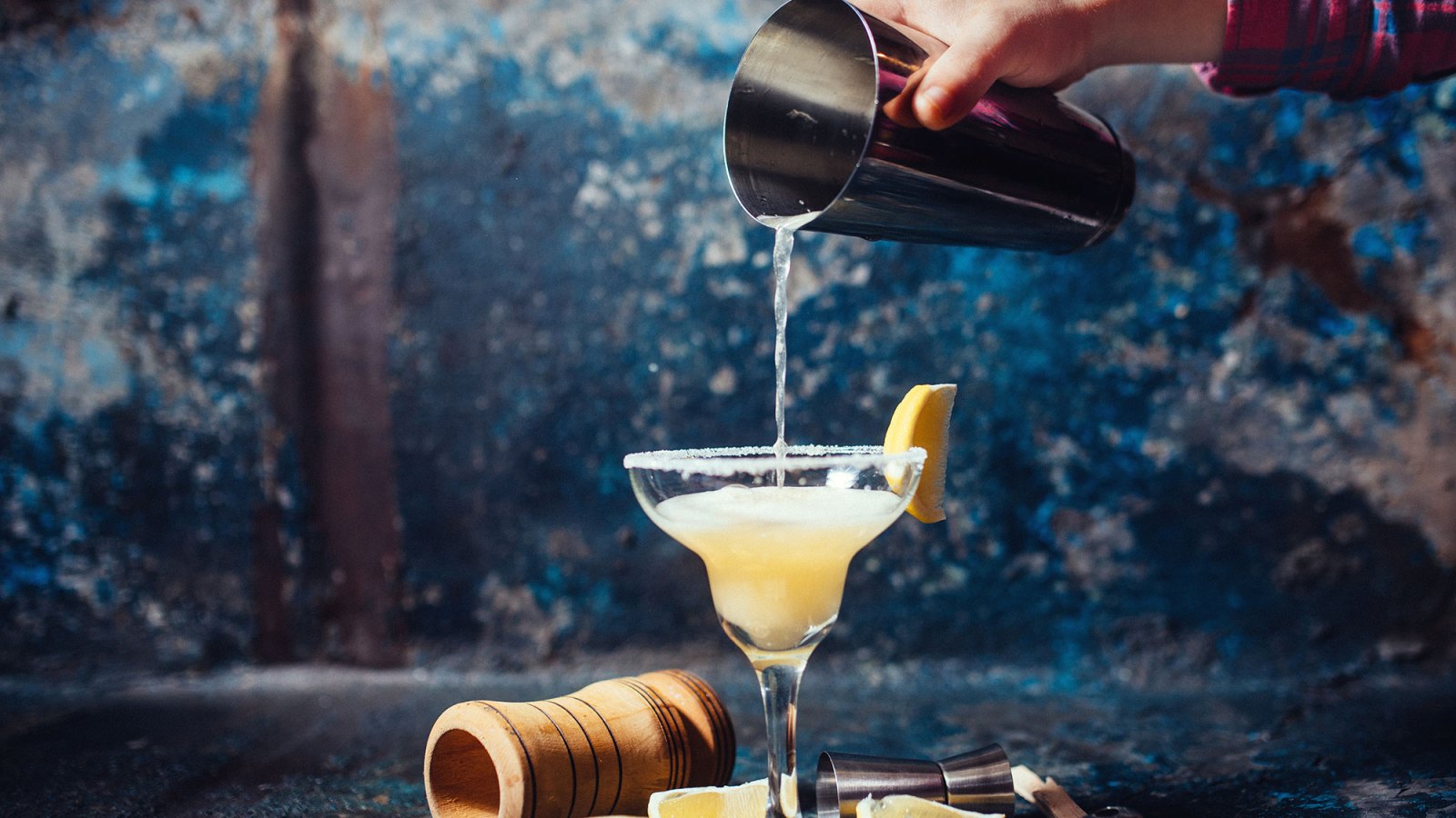 Bartender-Pouring-Margarita