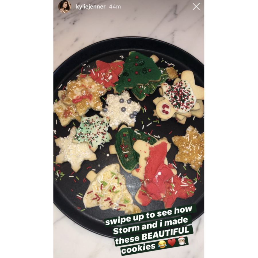Kylie-Jenner-Decorates-Christmas-Cookies