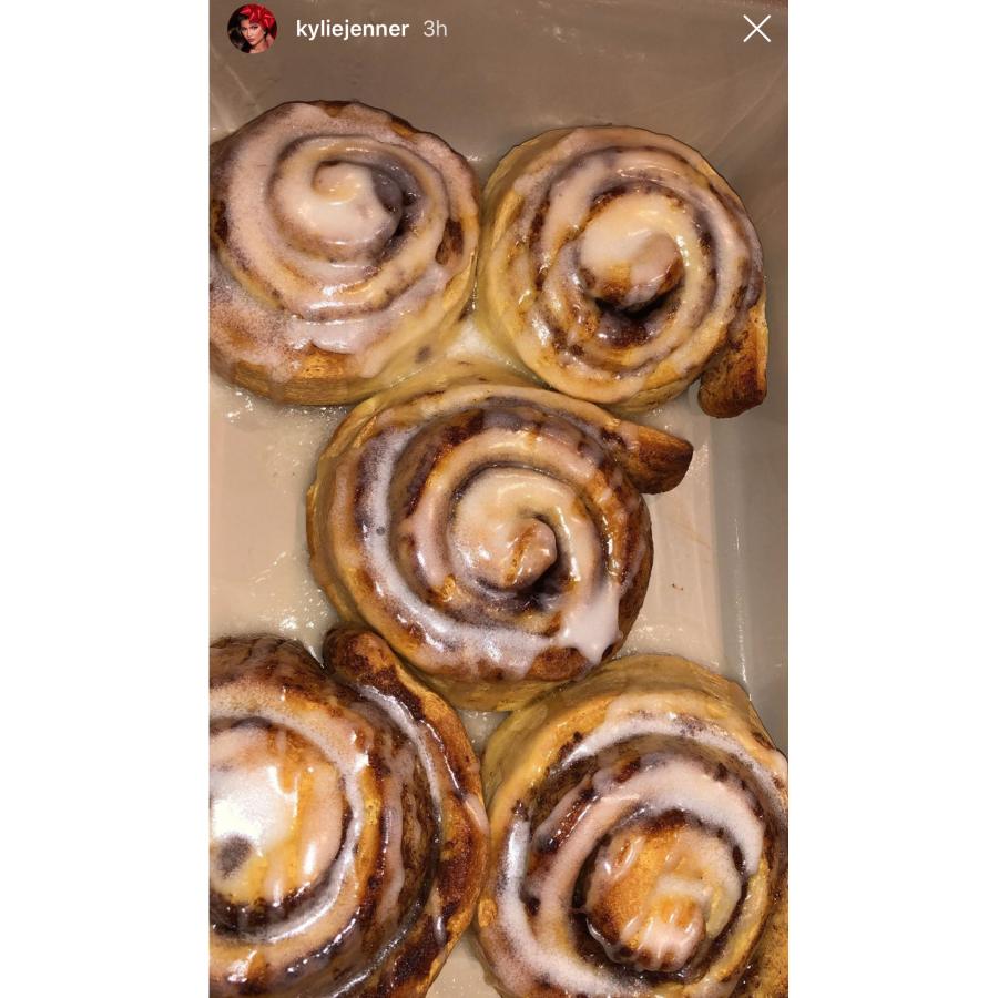 Kylie-Jenner-Makes-Cinnamon-Rolls-for-the-Holidays