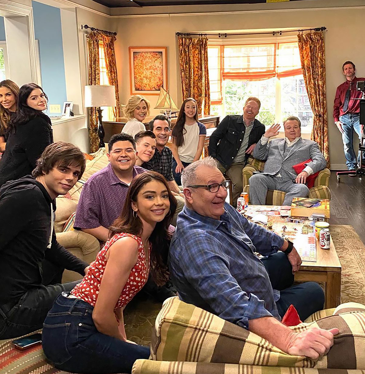  Modern Family Cast Bids Farewell To Sitcom On Final Day Of Filming