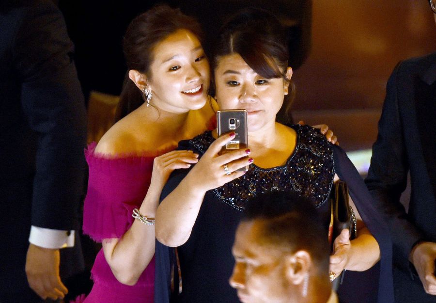 Park So-dam and Lee Jeong-eun Taking a Selfie Onstage While Accepting Best Picture Award for Parasite What You Didnt See on TV at Oscars 2020