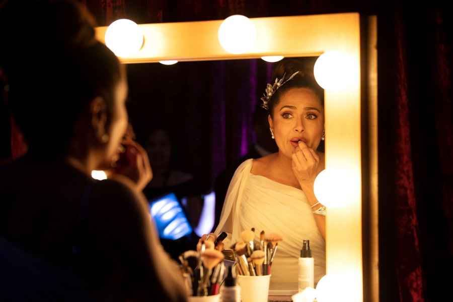 Salma Hayek Applying Lipstick Unseen Moments at Oscars 2020