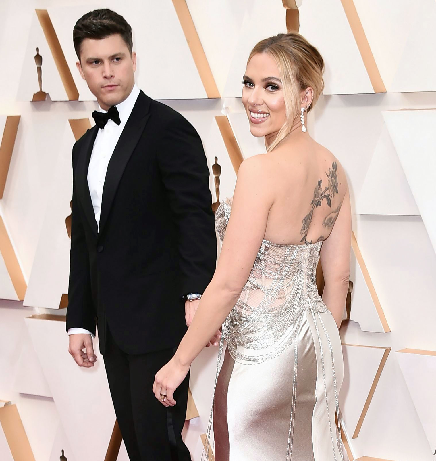 Oscars 2020 Scarlett Johansson And Colin Jost Sizzle On Red Carpet