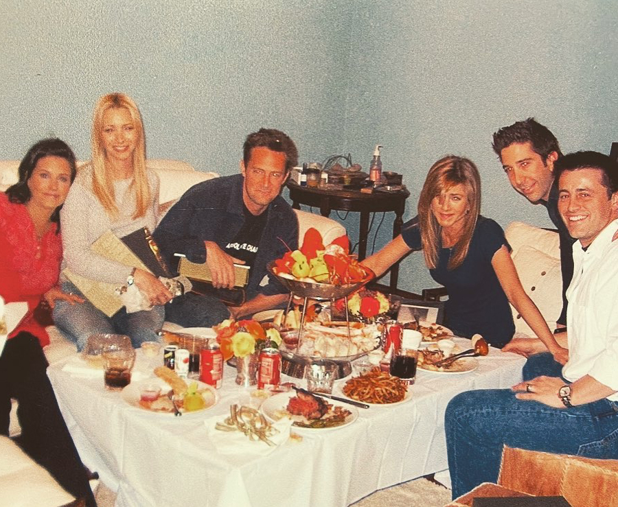 The-Friends-Cast-snacking-on-set