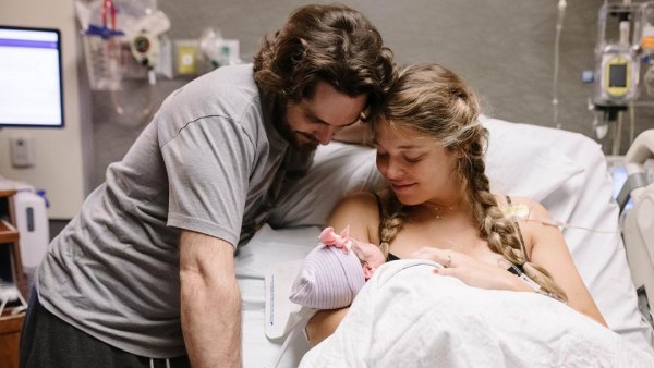 Thomas Rhett and Laura Akins’ Daughters Willa and Ada Meet Newborn Sister Lennon