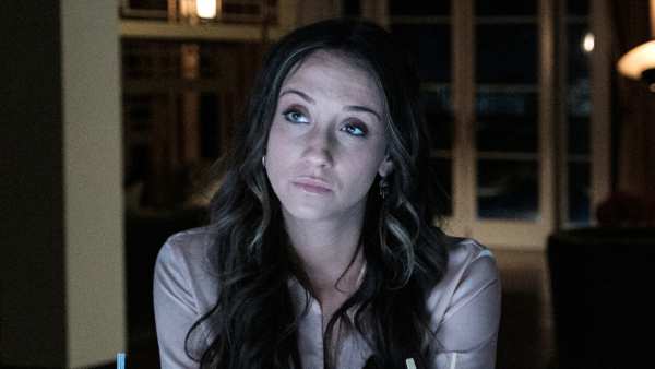 Why-Stella-Maeve's-Pregnancy-Wasn't-a-'Huge-Deal'-on-'The-Magicians'-Set
