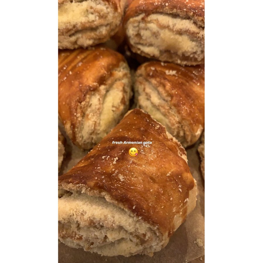 kourtney-kardashian-fresh-Armenian-gata