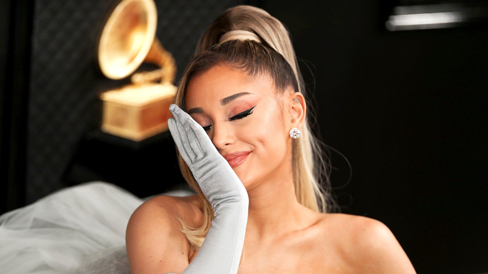 Ariana-Grande-Hilariously-Responds-to-Meme-About-Washing-Hands