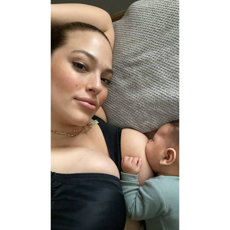 Ashley Graham breastfeeding