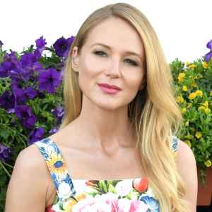 Jewel to Host Livestream Concert to Benefit Families in Need