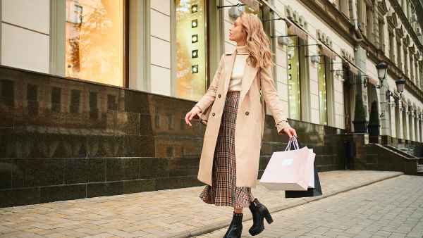 fashionable-woman-shopping