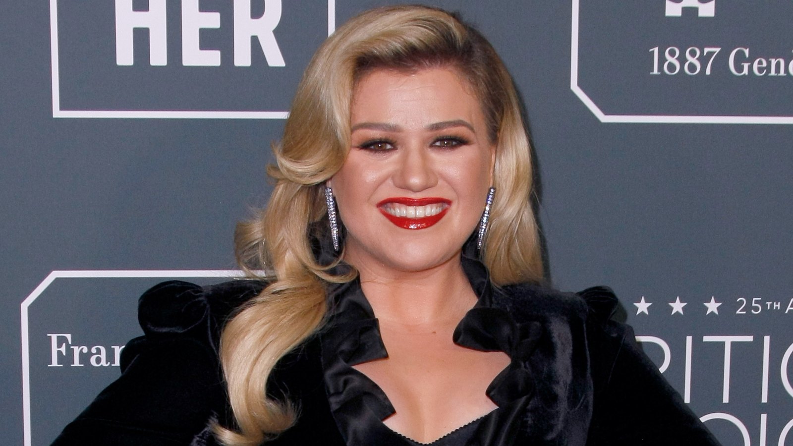 Kelly Clarkson Says She Used Her Son’s Potty While Self-Isolating in Montana