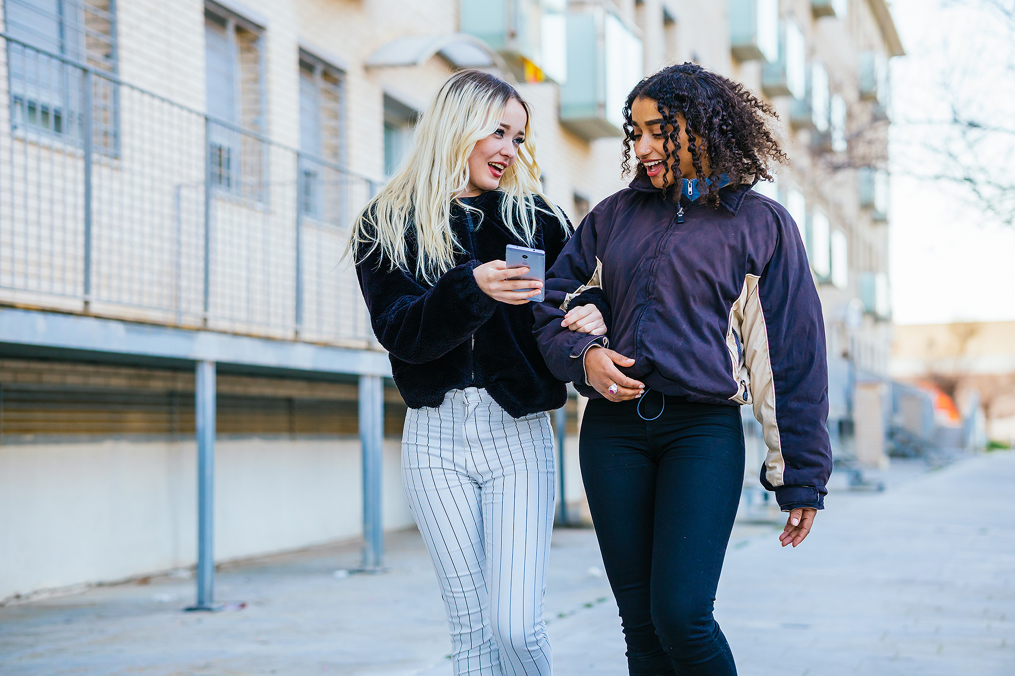women-using-phone
