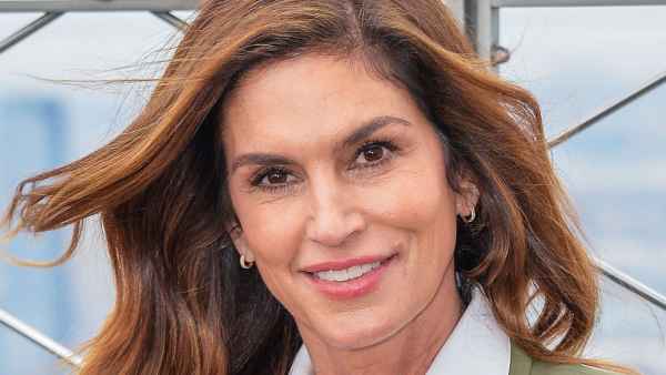 Cindy Crawford: My Sisters Called My Beauty Mark 'Ugly'