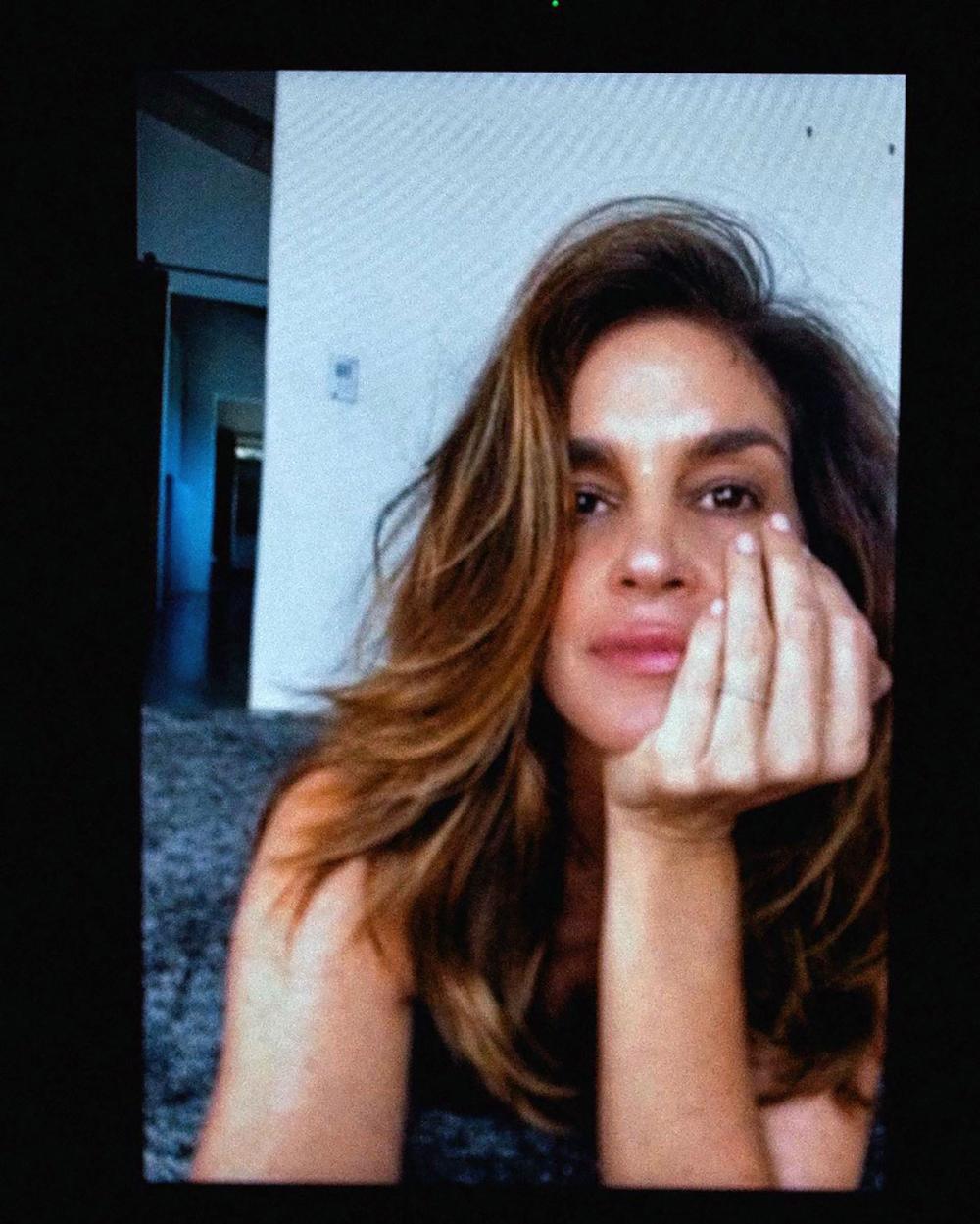Cindy Crawford Does a New Kind of Photoshoot in Quarantine