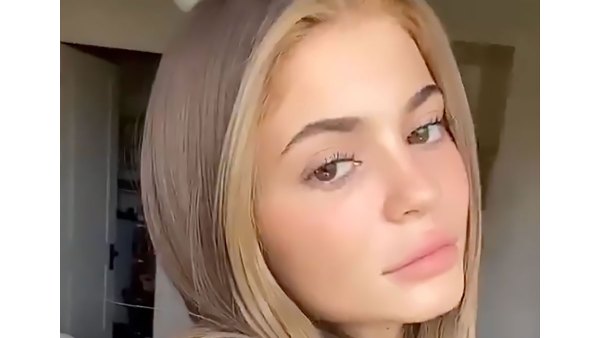 Kylie Jenner Claps Back at Hair Colorist for Criticizing Her Highlights