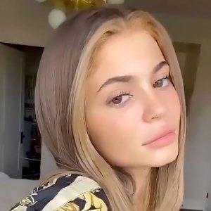 Kylie Jenner Claps Back at Hair Colorist for Criticizing Her Highlights