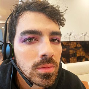 Sophie Turner Does Joe Jonas Makeup