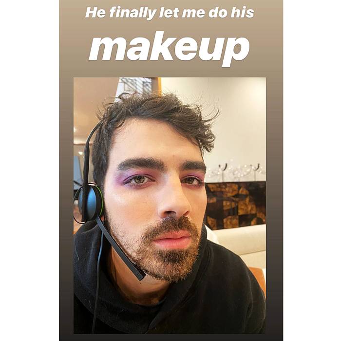 Sophie Turner Does Joe Jonas Makeup