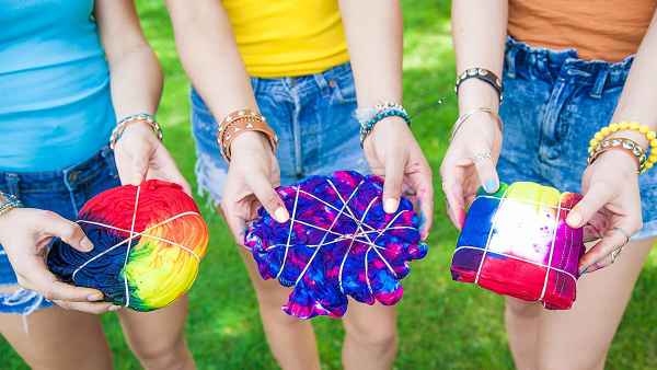 girls-making-tie-dye-clothes