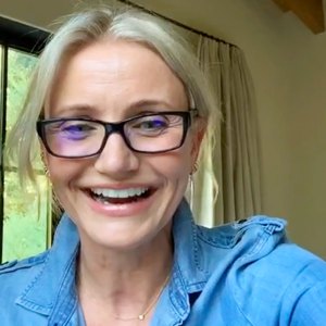 Cameron Diaz Adorably Follows Instructions on How to Use Instagram