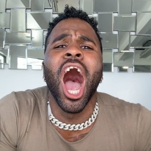 Jason Derulo Appears to Chip His Teeth While Eating Corn on the Cob