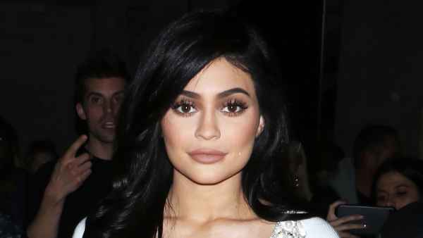 Kylie Jenner Disturbed Cut Cake 2