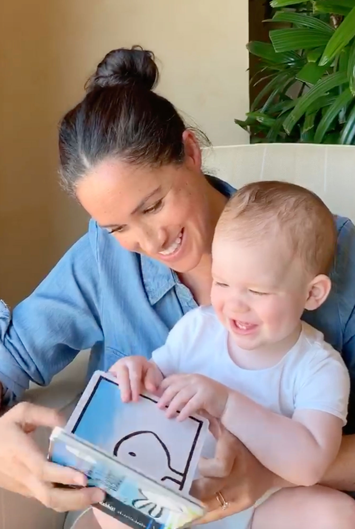 Meghan Markle Reads To Archie
