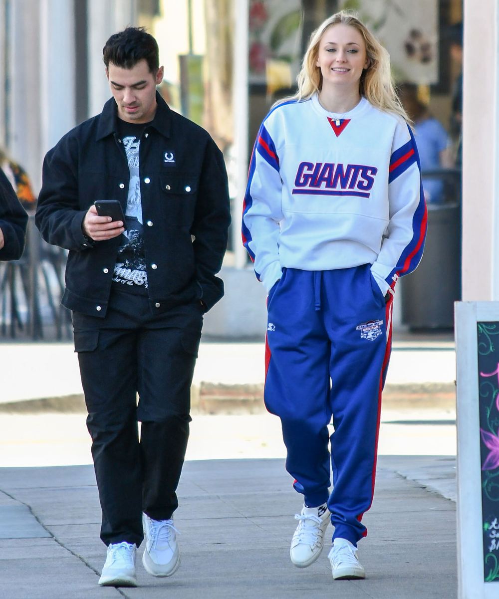 Pregnant Sophie Turner Shows Her Baby Bump While Walking With Joe Jonas