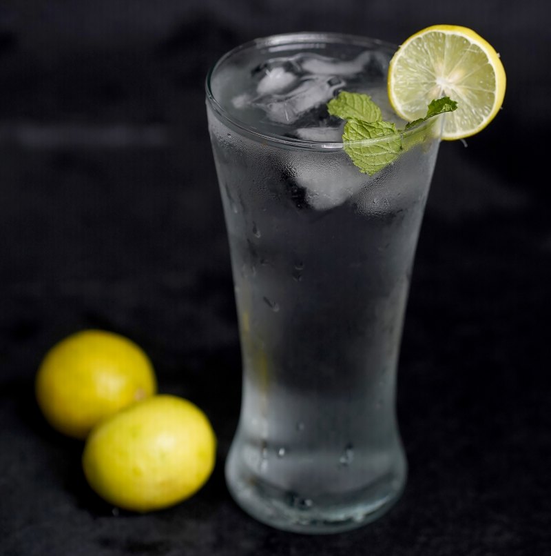 ice water with lemon