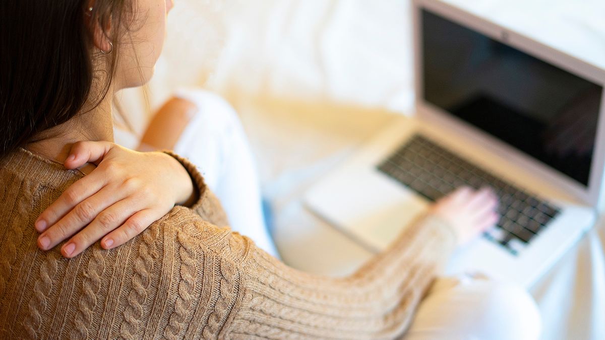 woman-shoulder-pain