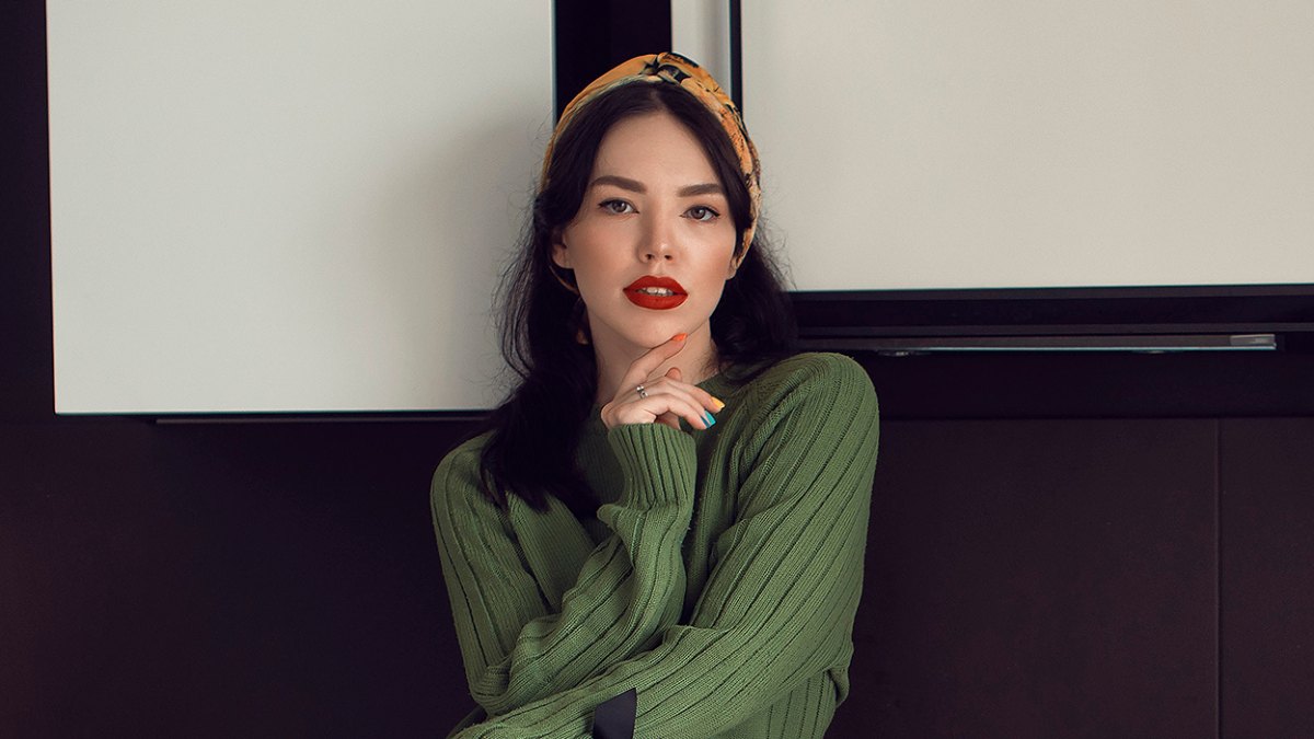 woman-wearing-headband
