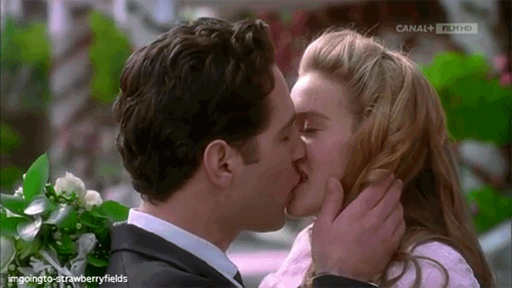 Paul Rudd and Alicia Silverstone making out in Clueless Alicia Silverstone Best Parenting Quotes About Raising Son Bear