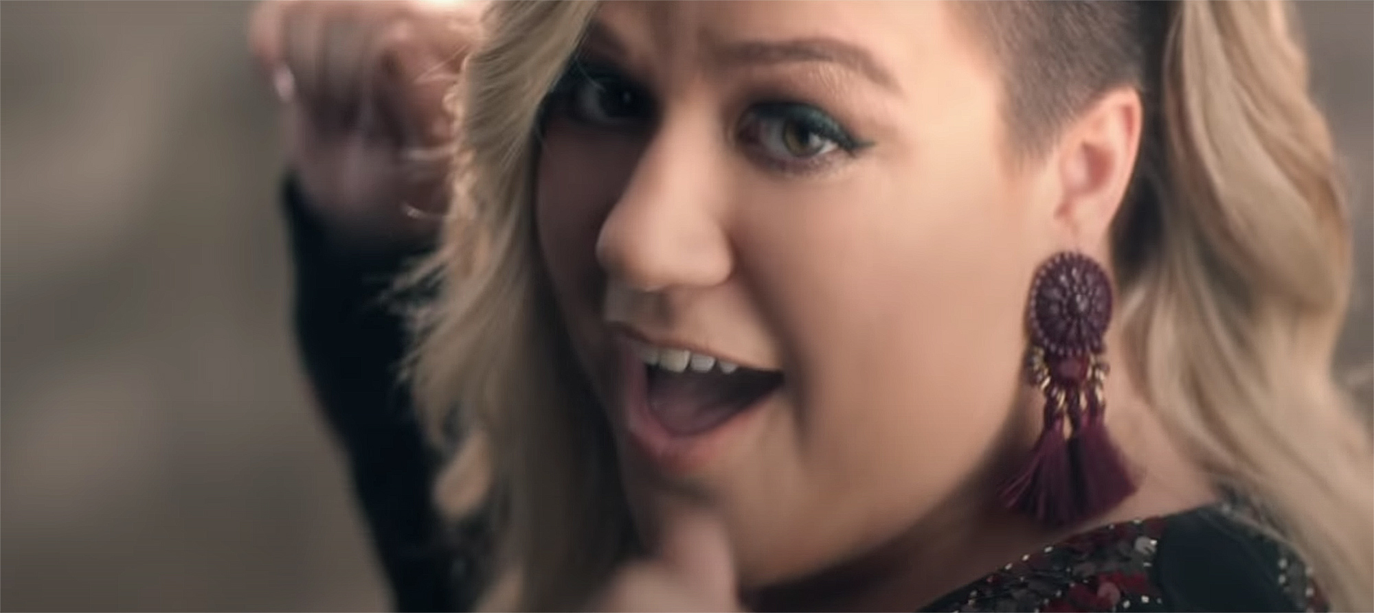 Kelly Clarkson’s Most Uplifting Songs About Female Empowerment