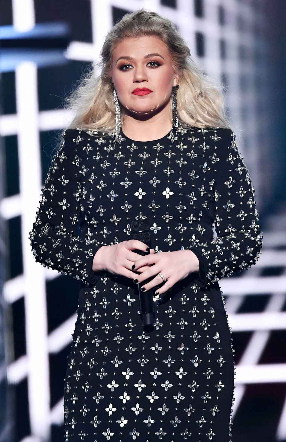 Kelly Clarkson Calls Out Police Looters Taking Advantage Protests