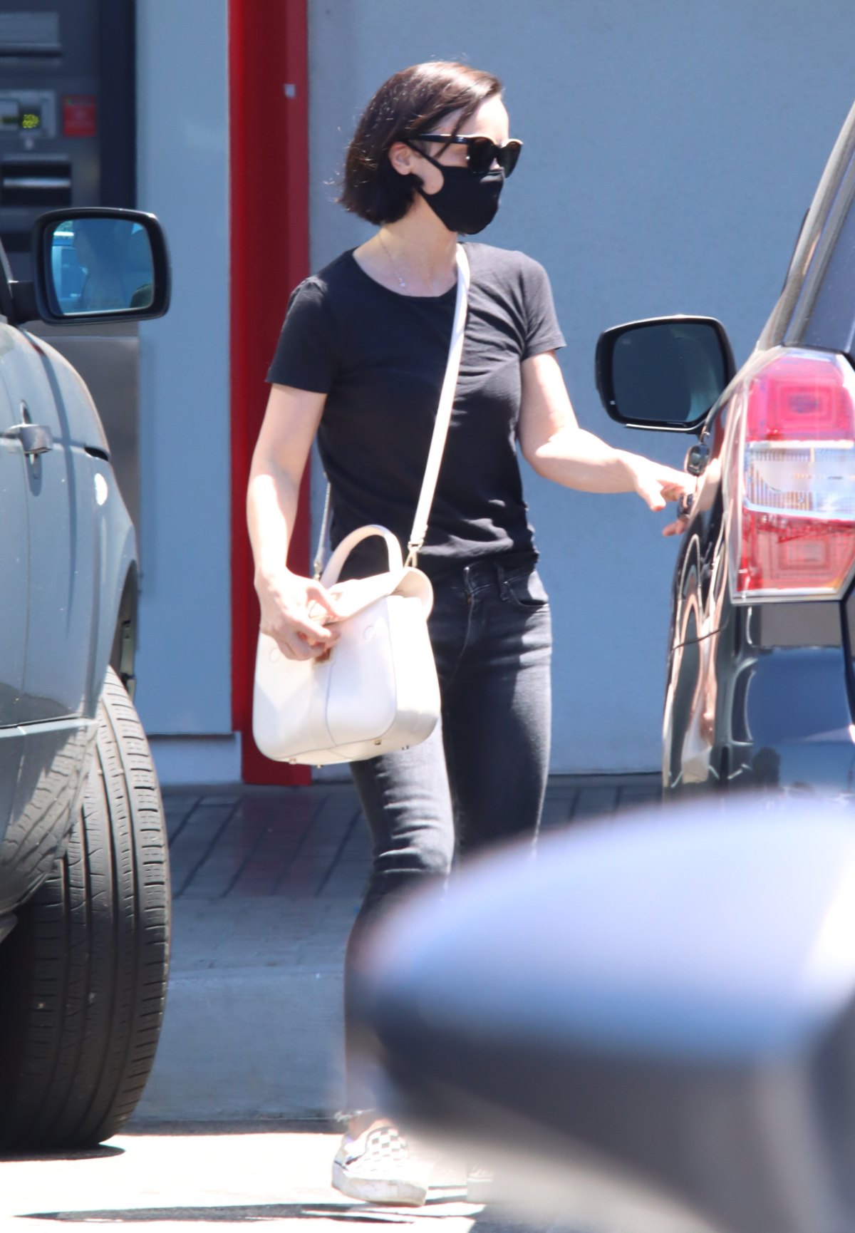 1200px x 1730px - Christina Ricci Steps Out Without Wedding Ring After James Heerdegen Split