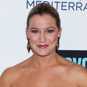 Hannah Ferrier Denies Drinking Wine in Baby Bump Pic: 'It's Sparkling Water With Fruit'