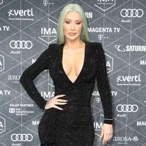 Iggy Azalea Shows Baby Waist