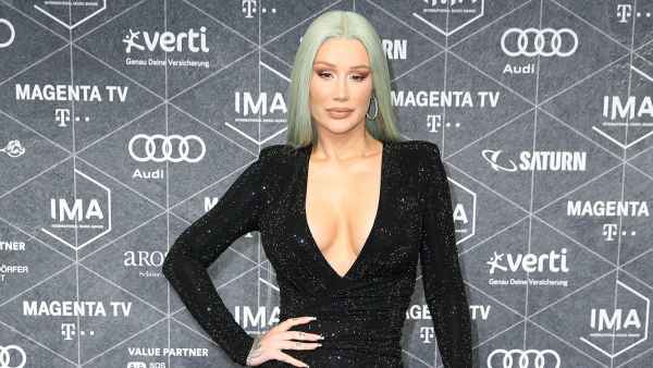 Iggy Azalea Shows Baby Waist
