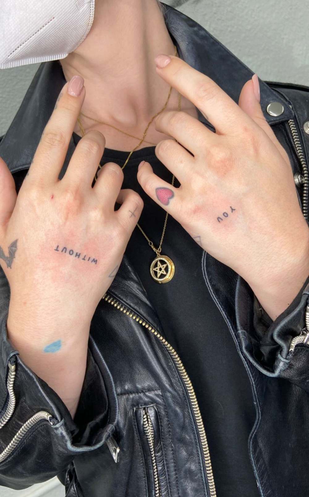 See Kelly Osbourne's New Chic Hand Tattoo
