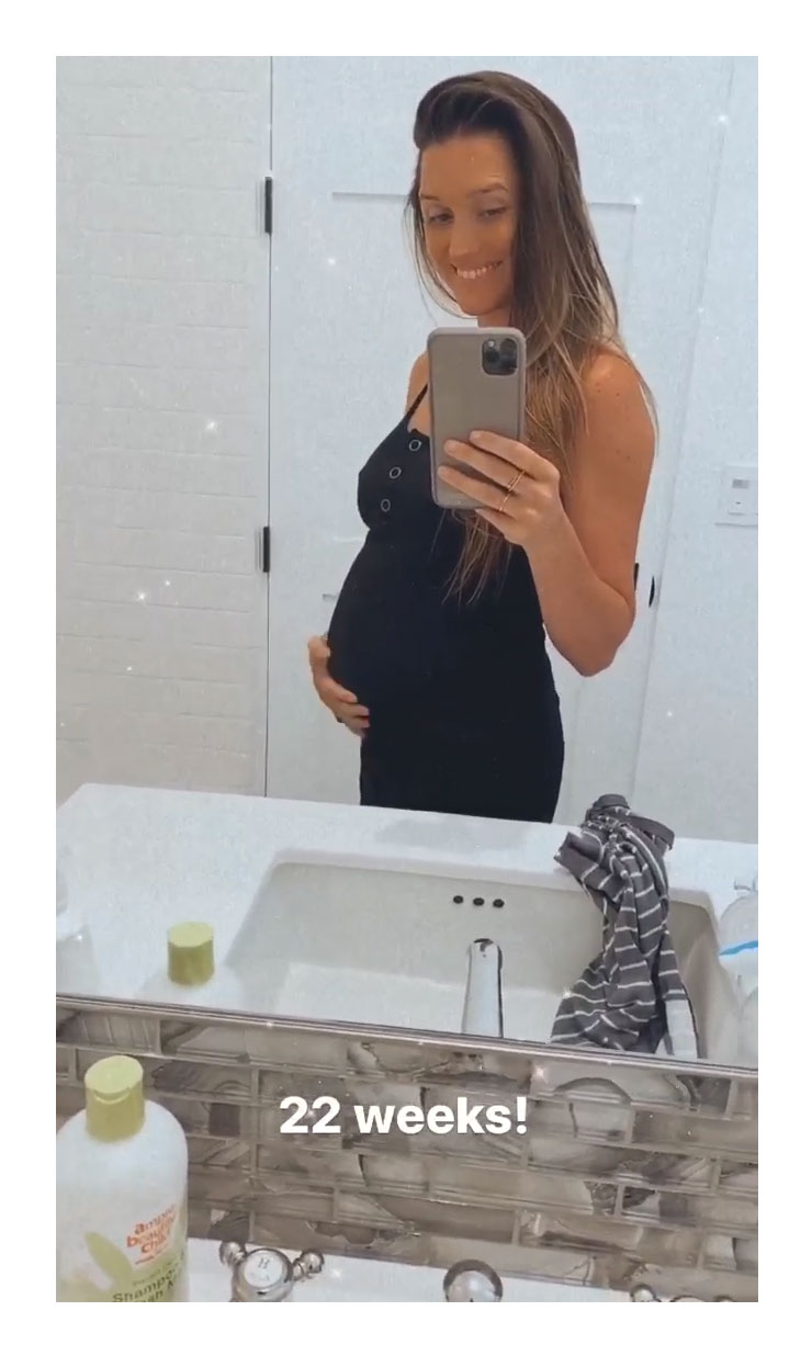 Pregnant Jade Roper Shows Baby Bump 22nd Week