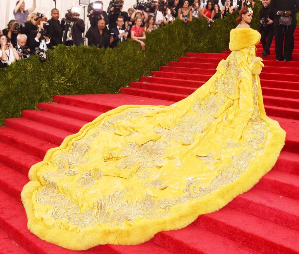 Rihanna Worried She&rsquo;d Look Like &lsquo;A Clown&rsquo; in Her 2015 Met Gala Dress