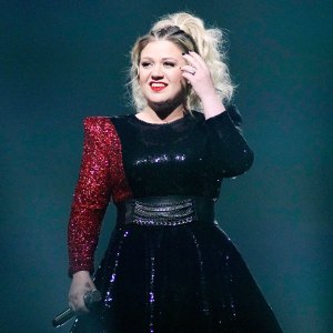 Kelly Clarkson Performing Kelly Clarkson Claps Back at Troll Who Claims Her Marriage Didnt Work Because She Wants to Be on TV