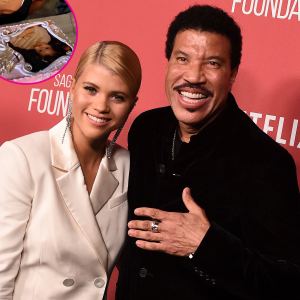 Lionel Richie Bakes a Pink Cake for Daughter Sofia's 22nd Birthday p