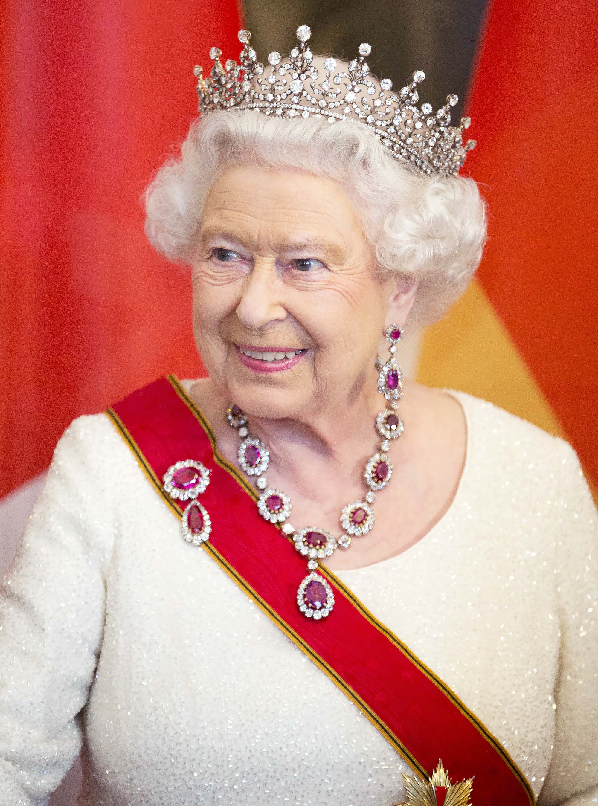 acceptabel fangst handicappet How Queen Elizabeth II Has Lent Her Tiaras to Family Members