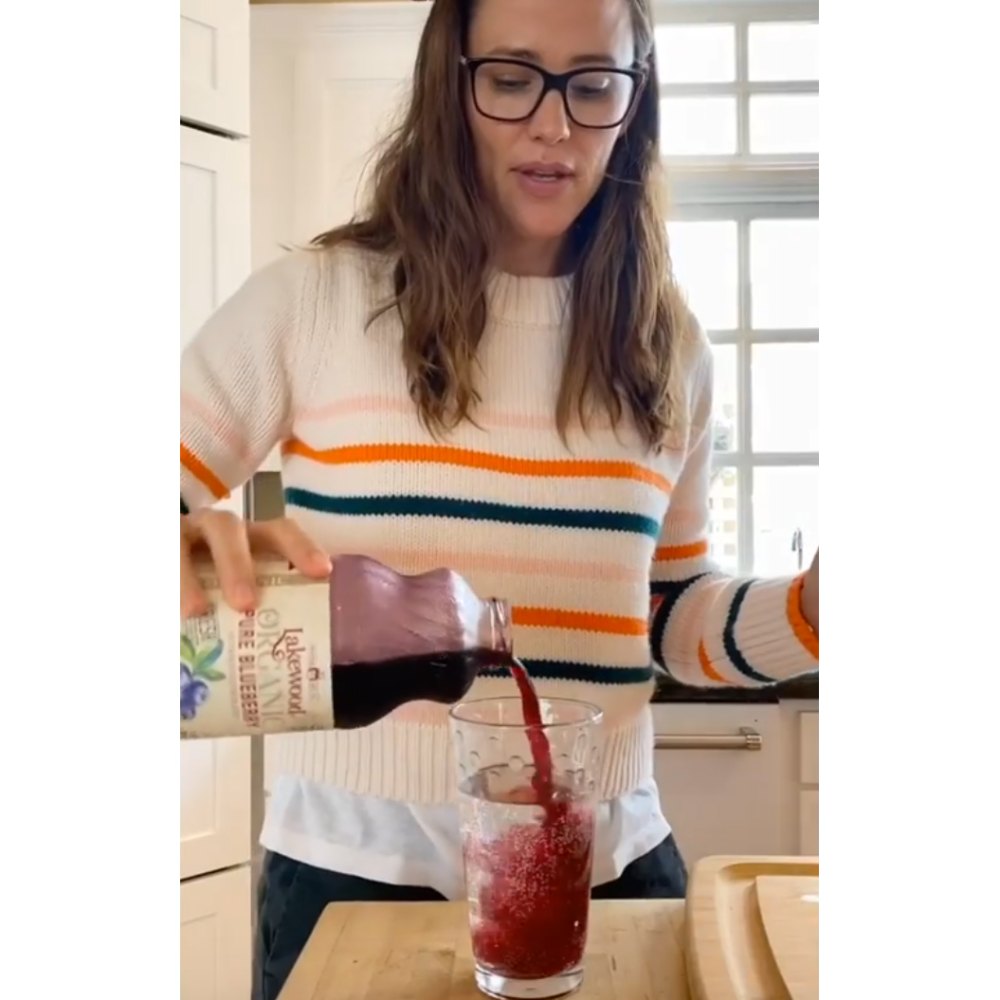 Watch Jennifer Garner Make Super Easy Blueberry Juice 2
