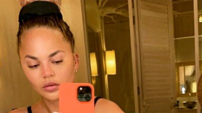 chrissy-teigen-alo-leggings